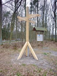 Das heutige, 2009 aufgestellte Grefenkreuz mit Erläuterungstafel.